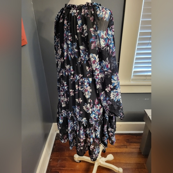 Short black flowered dress with ruffles size large - Picture 2 of 3